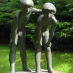 Nackte Knaben im Park