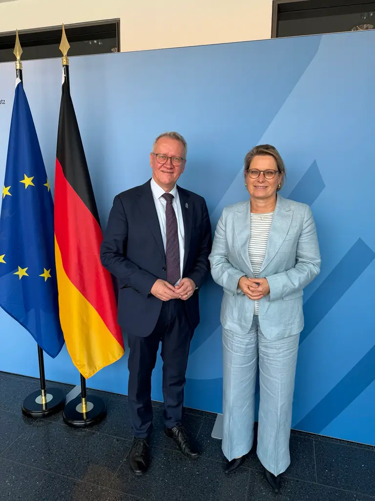 Matthias Katsch (Eckiger Tisch) und Justizministerin Stefanie Hubig